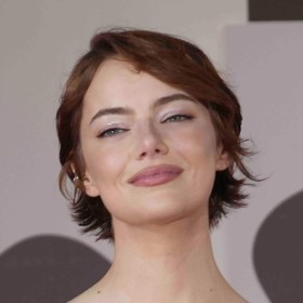 Herečka Emma Stone na filmovém festivalu v Benátkách jen zářila. A středem pozornosti se stal i její svěží krátký sestřih
