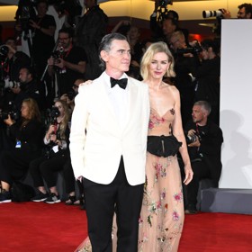 Jakmile se ale postavila vedle manžela Billyho Crudupa, bylo vlastně až roztomilé, jak svojí mašlí ladila s jeho motýlkem.