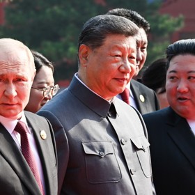 Vladimir Putin, Si Ťin-Pching a Kim Čong-Un před časem na přehlídce v Pekingu.