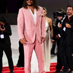 Herec Jason Momoa ve středu nadchl Benátky celorůžovým outfitem.