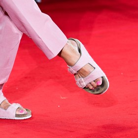 Ty navíc navíc herec podtrhl růžovým lakem na nehty.