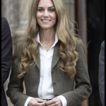 Kate Middleton šokovala na první akci po letní pauze viditelně zesvětlenými loknami. A její fanoušci si nevědí rady. Sluší jí to, či nikoli? Jisté je, že princezna z Walesu je mistryní účesů a vlasového stylingu. Pojďme se podívat na její nejpovedenější looky.
