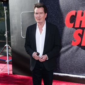 Herec Charlie Sheen přišel o panictví ve druhém ročníku střední školy, kdy si tátovou kreditkou zaplatil prostitutku.