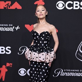 Pohublá Ariana Grande.