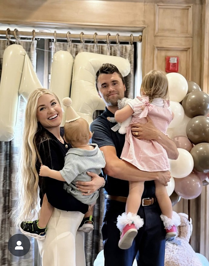 FOTO: Charlie Kirk po sobě zanechal manželku a dvě děti. – stránka 7