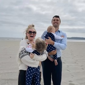 Aktivista Charlie Kirk byl zastřelen.