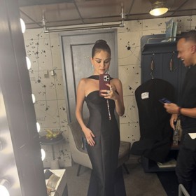 Tuto manikúru herečka a zpěvačka doladila elegantní černou róbou.