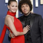 Světlější toast manikúru Selena Gomez ukázala na cenách Emmy, kam dorazila se svým snoubencem Bennym Blancem.