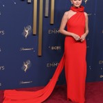Decentní, ale díky zlatavým odleskům slavnostní manikúra krásně doplnila výrazné červené šaty, které Selena Gomez oblékla.