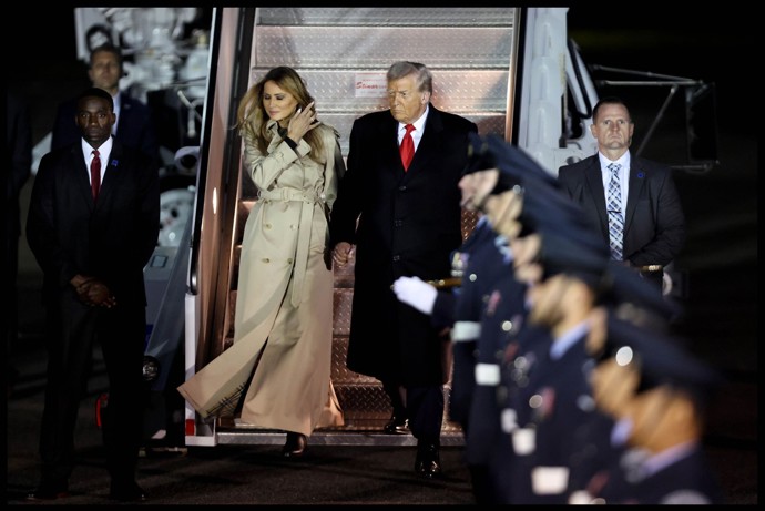 FOTO: Donald Trump s manželko Melanií při výstupu z letadla v Londýně. – stránka 5