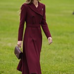 Kate Middleton přivítala ve středu na hradě Windsor amerického prezidenta Donalda Trumpa v jednobarevném vínovém outfitu.