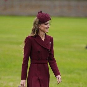 Kate Middleton přivítala ve středu na hradě Windsor amerického prezidenta Donalda Trumpa v jednobarevném vínovém outfitu.