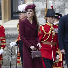 Výrazný prvek outfitu ale tvořily také lodičky na jehlovém podpatku Gianvito Rossi a malá kabelka Chanel.