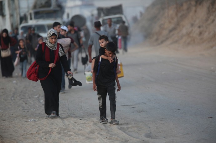 FOTO: Palestinci, kteří prchají na jih pásma před válkou, s sebou vzali jen to nejnutnější. Někteří z nich podnikli cestu pěšky. – stránka 2
