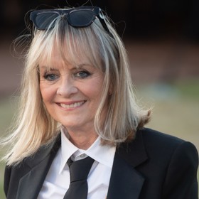 Její look doladily nejenom černé sluneční brýle, ale především stylová saténová kravata, která umocnila inspiraci pánským šatníkem.