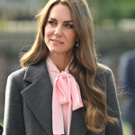 Britská princezna Kate má košile a halenky s vázačkami v oblibě a letos na podzim je vynesla už několikrát. Naposledy oblékla tento jemný růžový kousek