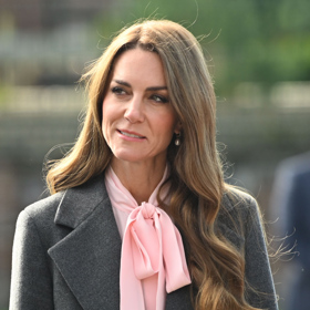 Britská princezna Kate má košile a halenky s vázačkami v oblibě a letos na podzim je vynesla už několikrát. Naposledy oblékla tento jemný růžový kousek