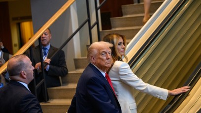 FOTO: Donald Trump s manželkou Melanií málem spadli na eskalátorech poté, co se schody z ničeho nic zastavily.