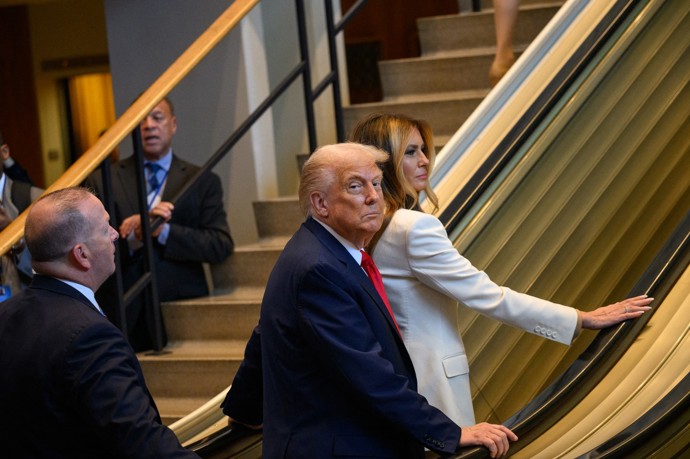 FOTO: Donald Trump s manželkou Melanií málem spadli na eskalátorech poté, co se schody z ničeho nic zastavily. – stránka 4