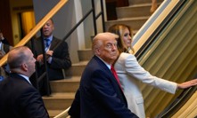 Donald Trump s manželkou Melanií málem spadli na eskalátorech poté, co se schody z ničeho nic zastavily. 