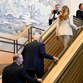Krátce poté, co Trump s Melanií stoupli na eskalátor, se jezdící schody zastavily. První dáma nakonec vyšla schody po svých. 