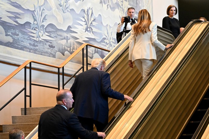 FOTO: Krátce poté, co Trump s Melanií stoupli na eskalátor, se jezdící schody zastavily. První dáma nakonec vyšla schody po svých. – stránka 2