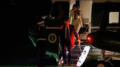 FOTO: Melania Trump s Melanií vystupují z vrtulníku.