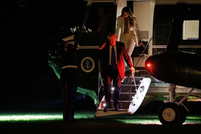 FOTO: Melania Trump s Melanií vystupují z vrtulníku. – stránka 1