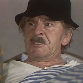 Snímek ze seriálu Bez ženské a bez tabáku, zahrál si v něm i Jozef Kroner.
