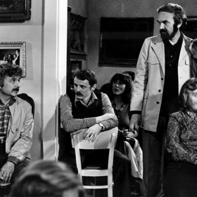 Dvanáctinásobná výměna bytů měla krycí jméno Kulový blesk, odtud pak i název filmu. Na snímku zcela vlevo Ladislav Smoljak, vpravo sedící Milada Ježková, nad ní stojí Zdeněk Svěrák.