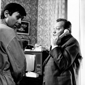 Vše ohledně monstrózní výměny má pod palcem dr. Radosta, kterého s gustem sobě vlastním zahrál Rudolf Hrušínský. Na snímku s Josefem Abrhámem.