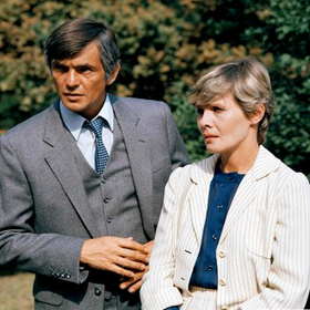 V seriálu My všichni školou povinní si Jiří Bartoška zahrál právníka Jiřího Olivu. Jeho manželku hrála Jana Šulcová. Ta v seriálu ztvárnila sociální pracovnici.