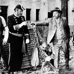 Martin Růžek (druhý zleva) ve filmu Adéla ještě nevečeřela.