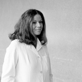 Eva Hudečková jako doktorka Houdková v legendárním seriálu Sanitka, který si můžete pustit na iVysílání České televize.