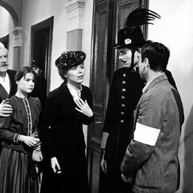 Seriál Zlá krev navázal na Sňatky z rozumu. Opět jsme díky němu mohli sledovat dramatické osudy několika pražských rodin v osmdesátých a devadesátých letech devatenáctého století.