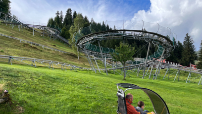 FOTO: Děti si zamilují bobovou dráhu v Peci pod Sněžkou.