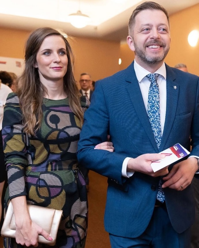 FOTO: Vít Rakušan vychovává se svou manželkou Marií dva syny. – stránka 1