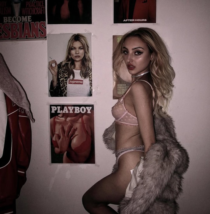 FOTO: Sofie Höppnerová v růžovém prádle. – stránka 1