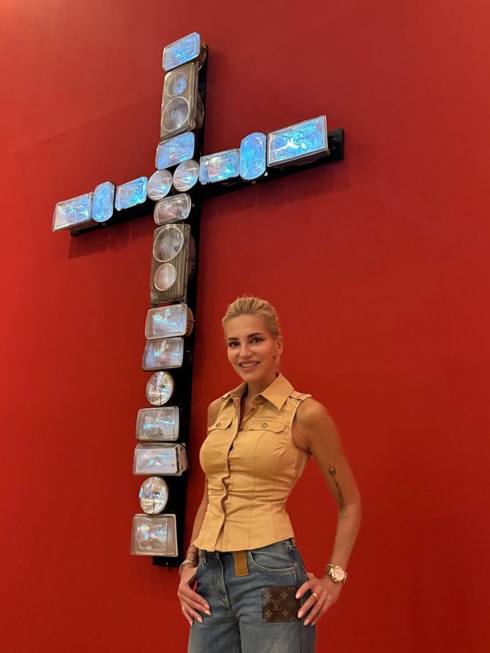 FOTO: Dara Rolins na vernisáži. – stránka 2
