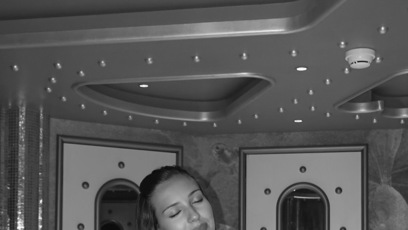 FOTO: Charlotte Ella Gottová to na všech snímcích sluší.