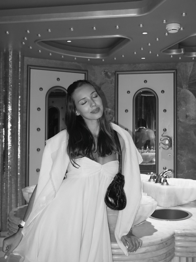 FOTO: Charlotte Ella Gottová to na všech snímcích sluší. – stránka 1