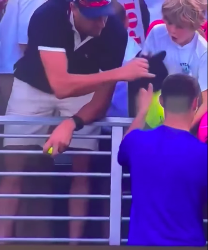 FOTO: CEO ukradl čepici z rukou malého kluka. – stránka 6
