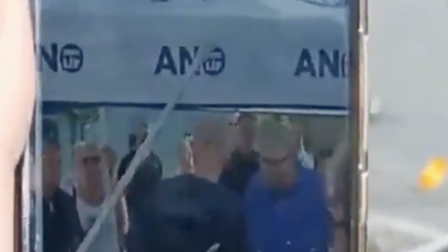 FOTO: Andrej Babiš dostal holí.