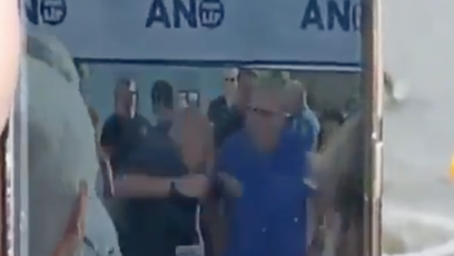 FOTO: D"chodce ho nejméně dvakrát udeřil.