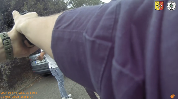 FOTO: Policie dopadla tři slovensky hovořící muže, kteří měli zneužít hendikepovanou ženu v Praze. – stránka 22