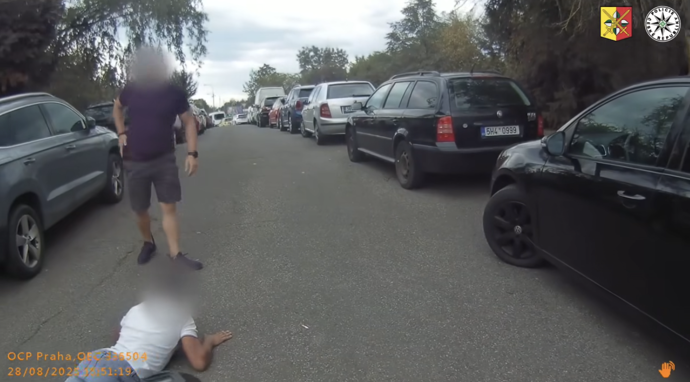 FOTO: Policie dopadla tři slovensky hovořící muže, kteří měli zneužít hendikepovanou ženu v Praze. – stránka 20