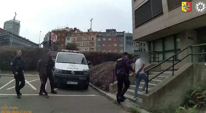 FOTO: Mužům hrozí až 12 let vězení. – stránka 18