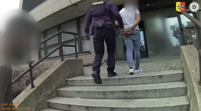 FOTO: Policie dopadla tři slovensky hovořící muže, kteří měli zneužít hendikepovanou ženu v Praze. – stránka 17
