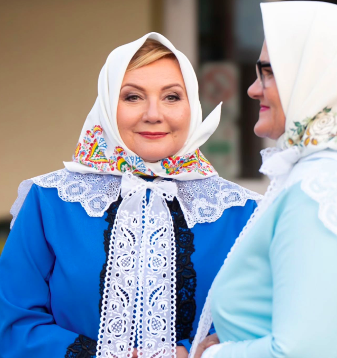 FOTO: Alena Schillerová oblékla kroj. – stránka 2