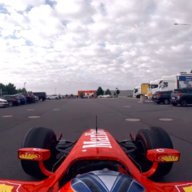 Formule natankovala na benzínové stanici.